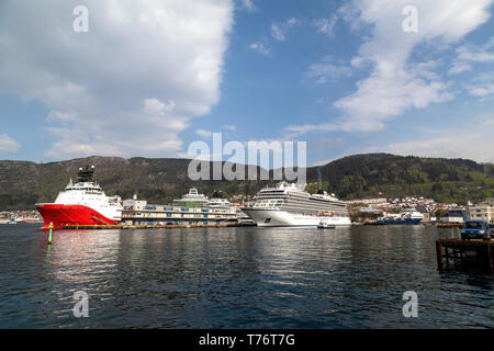 Kreuzfahrtschiff Viking Meer und Offshore Supply Vessel Siem Ruby an skolten Terminal im Hafen von Bergen, Norwegen. Stockfoto