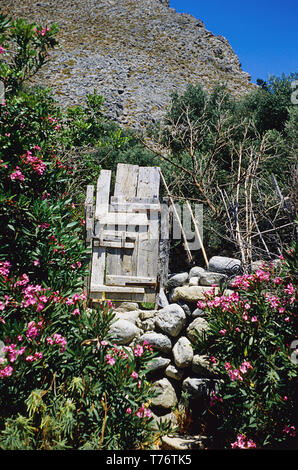 Eine exzentrische alte Tor in Agia Roumeli, Kreta, Griechenland Stockfoto