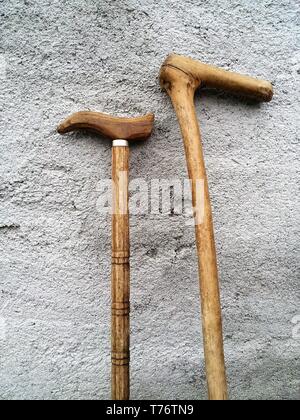 Handgefertigten Holzmöbeln Wanderstöcke stehen an der Wand. Stockfoto