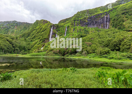 Idyillic Szene am Poco Ribeira do Ferreiro Wasserfälle der Insel Flores der Azoren. Stockfoto