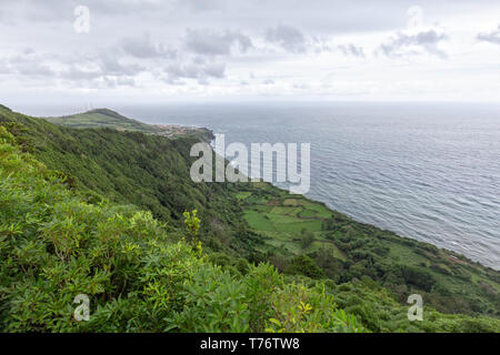 Groovy Blick vom Miradouro Da Fajã Do Conde Sicht in Terceira, Azoren. Stockfoto