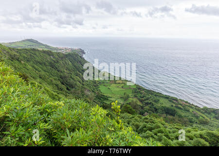 Grüne Blick vom Miradouro Da Faja do Conde von Santa Cruz das Flores auf den Azoren. Stockfoto