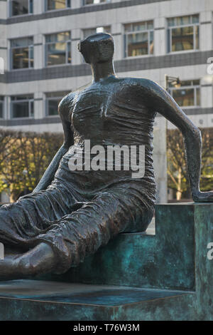 Henry Moore Skulptur eines drapierten Frau, alt, Flo, Stockfoto