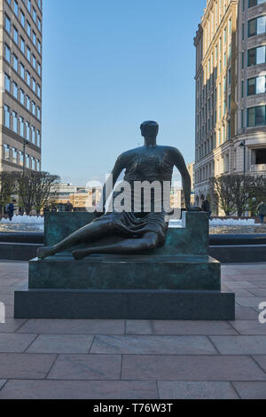 Henry Moore Skulptur eines drapierten Frau, alt, Flo, Stockfoto