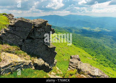 Riesige Felsformationen auf dem grasbewachsenen Hügeln. schöne Berglandschaft im Spätsommer an einem bewölkten Tag. Standort Runa Berg, Ukraine Stockfoto