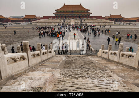 Touristen erkunden die Verbotene Stadt in Peking, China Stockfoto