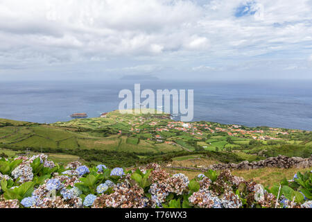Ponta Delgada mit Blick auf Corvo Island in der Ferne auf den Azoren. Stockfoto