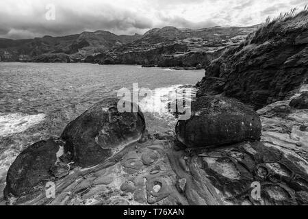 Schöne und dramatische Küstenlinie in Ponta Delgada auf der Insel Flores der Azoren. Stockfoto