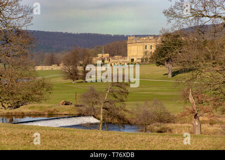 Chatsworth House, englisch italienisch anmutenden Barockstadt gestalteten Herrenhaus in der Nähe von Bakewell in Derbyshire von parklandschaft über den Fluss gesehen Stockfoto