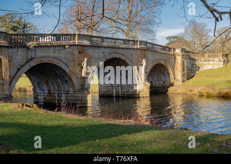 Paines Brücke aus Stein mit drei Bögen über den Fluss gebaut Derwent in der Nähe von Chatsworth House Derbyshire Stockfoto