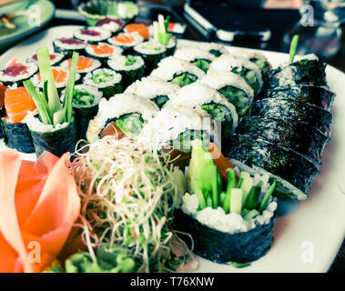Essen, Reisen und gesund essen Konzept - japanisches Sushi in einem Restaurant zu Mittag, asiatische Küche Stockfoto