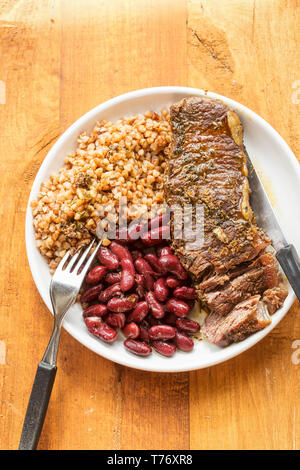 Geschmortem Rindfleisch Steak in Rotwein mit Bohnen & Gerste Stockfoto