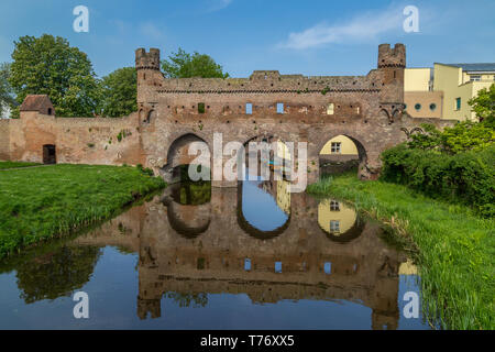 Berkelpoort - 14. Jahrhundert wasser Tor in der Stadtmauer über den Fluss Berkel in Hansestadt Zutphen, Niederlande Stockfoto