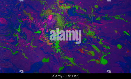 Farbenfrohe abstrakte Acrylmalerei auf lila-blau Basis Stockfoto