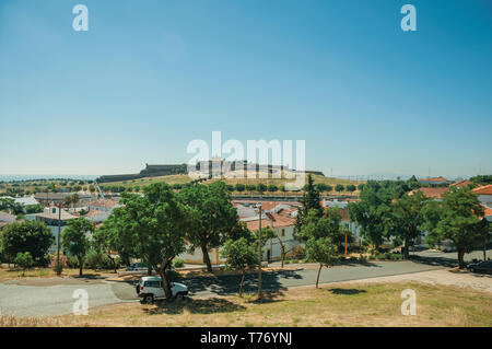 Straße Landschaft mit weissen Häusern und der de Santa Luzia Fort auf dem Hügel in der Nähe von Elvas. Eine liebenswürdige Stadt am östlichsten Grenze von Portugal. Stockfoto