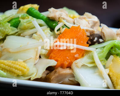 Pad Pak Ruam Mitr, die klassische thailändische Gemüsegericht, gebratenes gemischtes Gemüse in Oyster Sauce rühren. Stockfoto