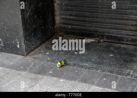 Soft-trinken kann und anderen Müll raus auf die Straße geworfen, es recycelt werden kann. Stockfoto