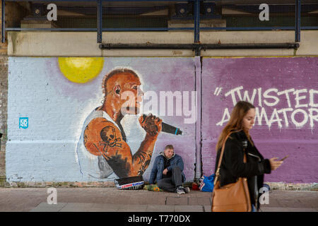 Graffiti der Prodigy Sänger Keith Flint als Graffiti an einer Unterführung in Southend on Sea, Großbritannien Stockfoto