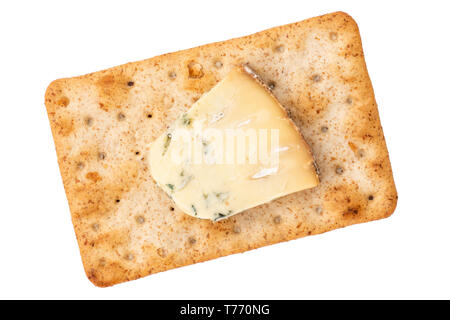 Käse, Cracker mit Blue Stilton Käse. Sauerteig Kekse für einen schnellen Snack, UK. Ausschneiden oder auf einem weißen Hintergrund. Stockfoto