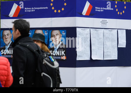 Menschen gesehen vorbei gehen. Eine politische Werbung und Informationen Punkt vor oder die Wahlen zum Europäischen Parlament im Mai 2019 23. bis 26. Stockfoto