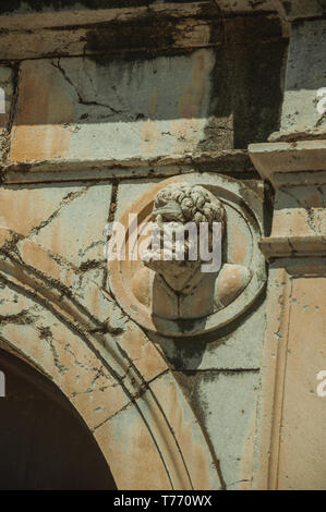 Nahaufnahme einer Kopf Skulptur aus Marmor auf dem oberen Teil des Bogens in Elvas. Eine liebenswürdige Stadt am östlichsten Grenze von Portugal. Stockfoto