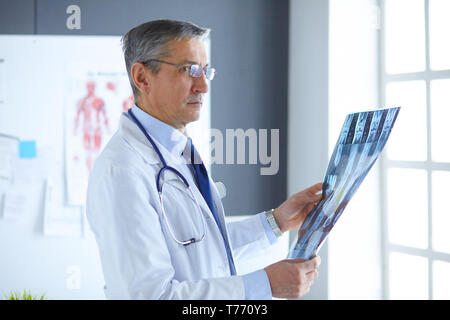 Arzt im Büro untersucht der Patient x-ray. Stockfoto