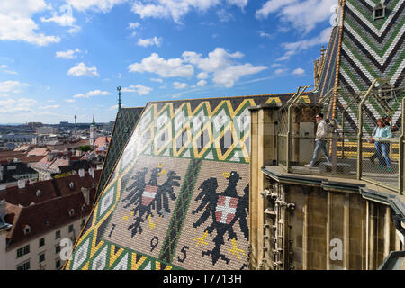 Wien, Wien: Stephansdom (St. Stephansdom), Dach, Besucher im North Tower, Main Tower, das Wappen der Republik Österreich und der Stadt o Stockfoto