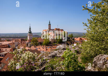 Malerische Stadt Mikulov im Frühjahr sonniger Tag mit blühenden Sträuchern und Bäumen. Mikulov, ausgebreitet auf den Hügeln der Pollauer und umgeben von vineyar Stockfoto