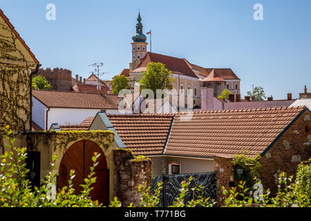 Malerische Stadt Mikulov im Frühjahr sonniger Tag mit blühenden Sträuchern und Bäumen. Mikulov, ausgebreitet auf den Hügeln der Pollauer und umgeben von vineyar Stockfoto