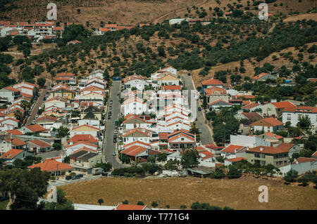 Häuser und Straßen in einem vorstädtischen Nachbarschaft zwischen Feldern in der Landschaft in Elvas. Eine liebenswürdige Stadt am östlichsten Grenze von Portugal. Stockfoto