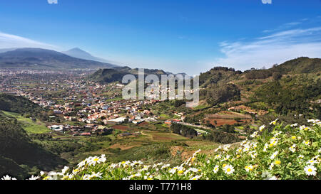 Blick über die Längsachse der Insel Teneriffavom Anagagebirge über von der Hochebene von La Laguna, die sichtbare Spitze des höchsten Moun Stockfoto