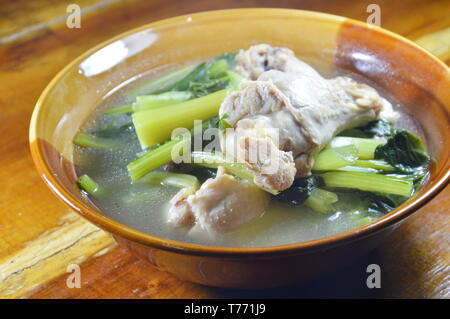 Gekochter Chinakohl mit hühnerbein Suppe an der Schale Stockfoto