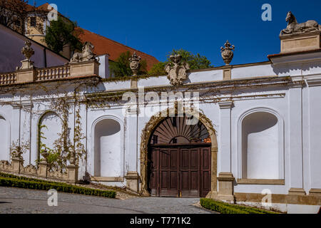 Malerische Stadt Mikulov im Frühjahr sonniger Tag mit blühenden Sträuchern und Bäumen. Mikulov, ausgebreitet auf den Hügeln der Pollauer und umgeben von vineyar Stockfoto
