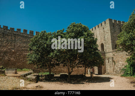 Steinmauern und Turm mit Zinnen um den zentralen Innenhof mit Bäumen auf der Burg von Elvas. Eine liebenswürdige Stadt am östlichsten Grenze von Portugal. Stockfoto