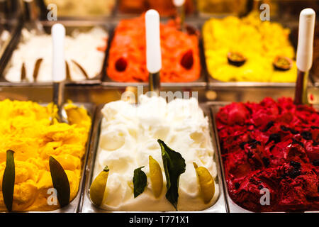 Italienische Gourmet gelatto Eis Anzeige im Schaufenster Stockfoto