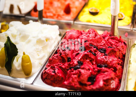 Italienische Gourmet gelatto Eis Anzeige im Schaufenster Stockfoto