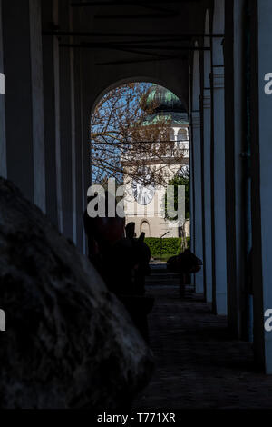 Malerische Stadt Mikulov im Frühjahr sonniger Tag mit blühenden Sträuchern und Bäumen. Mikulov, ausgebreitet auf den Hügeln der Pollauer und umgeben von vineyar Stockfoto