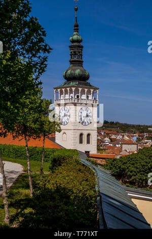 Malerische Stadt Mikulov im Frühjahr sonniger Tag mit blühenden Sträuchern und Bäumen. Mikulov, ausgebreitet auf den Hügeln der Pollauer und umgeben von vineyar Stockfoto