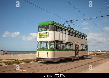 718. Dezember 1934 Green & Cream tro Vintage Straßenbahn oder Heritage Tram, Trolleybus, Trolleybusse Touren auf Blackpool South Shore Promenade, Blackpool Lancashire, UK Stockfoto