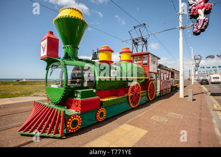 Beleuchteter Western Train 733+734 1962 60s Red, Green & Yellow Vintage Straßenbahn; historische Tram-Touren auf Blackpool South Shore Promenade, Lancashire, Großbritannien. Trolleybus, Trolleybusse in Bewegung, emissionsfreie öffentliche Verkehrsmittel in England. Stockfoto