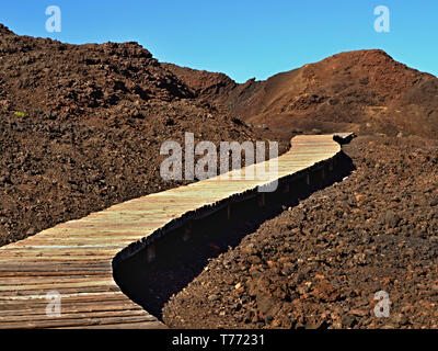 Vulkanische Landschaft am Berg auf Teneriffa, "Punta de Teno". Lockere Vulkangestein in Braun und Rot, über es blauen Himmel. Stockfoto
