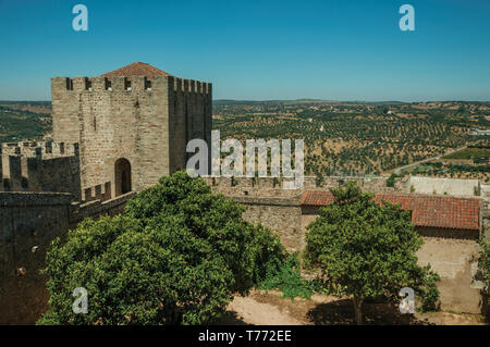 Wände mit Turm rund um Holz- Innenhof und die Landschaft Landschaft im Schloss von Elvas. Eine liebenswürdige Stadt am östlichsten Grenze von Portugal. Stockfoto