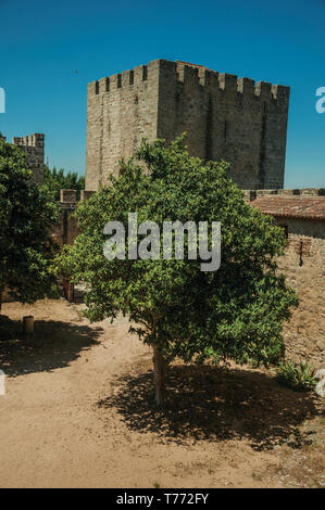 Steinmauern und Turm mit Zinnen rund um einen zentralen Innenhof im Schloss von Elvas. Eine liebenswürdige Stadt am östlichsten Grenze von Portugal. Stockfoto