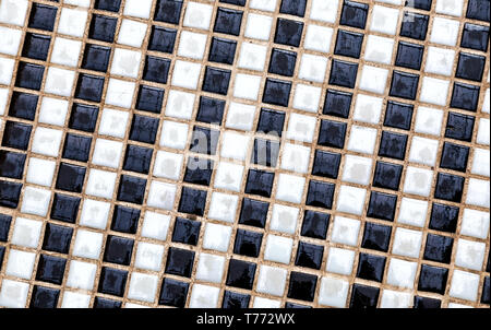 Schwarze und weiße Keramik bunten Fliesen Mosaik Zusammensetzung Muster Hintergrund. Abstrakte buntes Mosaik Textur Stockfoto