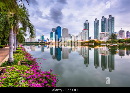 Bangkok, Thailand an Benjakiti Park in der Abenddämmerung. Stockfoto