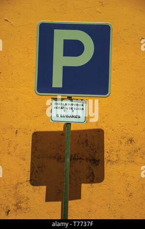 Parken Schild mit 5 Plätze reserviert für den Agrarischen höhere Schule von Elvas. Eine liebenswürdige Stadt am östlichsten Grenze von Portugal. Stockfoto