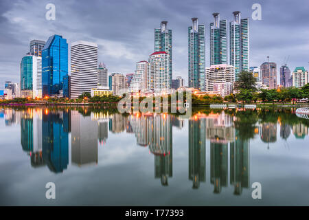 Bangkok, Thailand an Benjakiti Park in der Abenddämmerung. Stockfoto