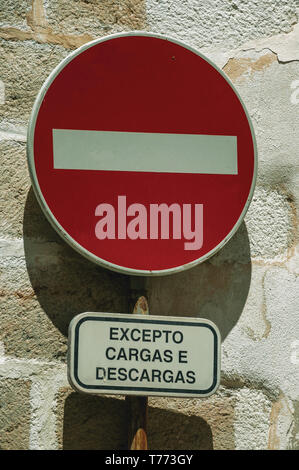 Keinen Eintrag Schild mit einer kleinen Platte, wo in Portugiesisch geschrieben" außer Be- und Entladen" in Elvas, an der östlichsten Grenze von Portugal. Stockfoto