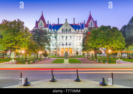 Albany, New York, USA, an der New York State Capitol in der Dämmerung. Stockfoto