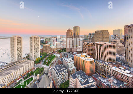 Boston, Massachusetts, USA downtown Stadtbild in der Dämmerung über Atlantic Avenue in der Abenddämmerung. Stockfoto